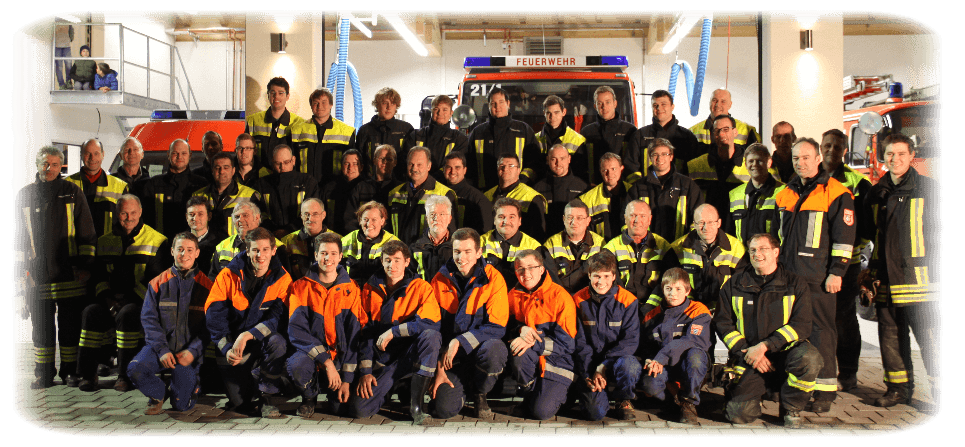 Feuerwehrbrigade mit Feuerwehrautos im Hintergrund